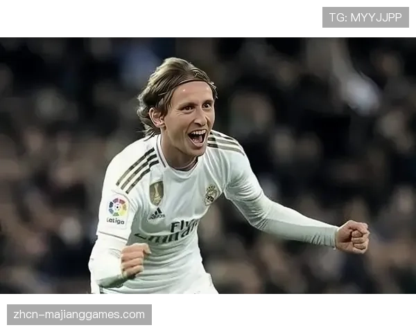 特写：39岁莫德里奇在皇马训练中亲自示范防守站位，指导年轻队友进行协同围抢